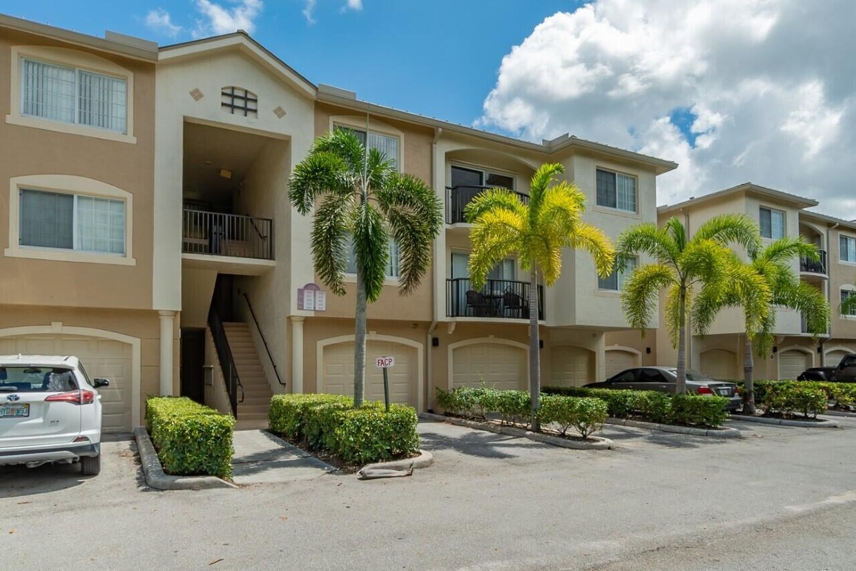 Foto principal - 800 Crestwood Ct S