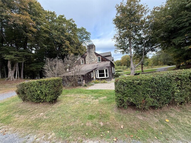 Foto del edificio - 241 White Bridge Rd