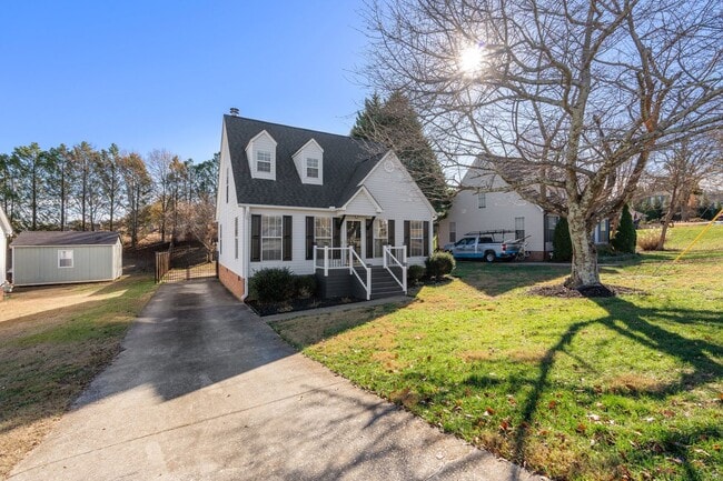 Building Photo - Gorgeous 3 Bed/2 Bath Cape Cod in the hear...