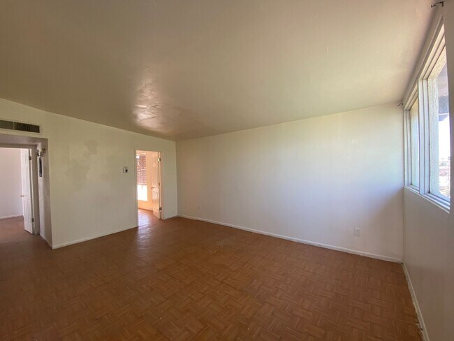 Foto del edificio - Mesa Centrally located