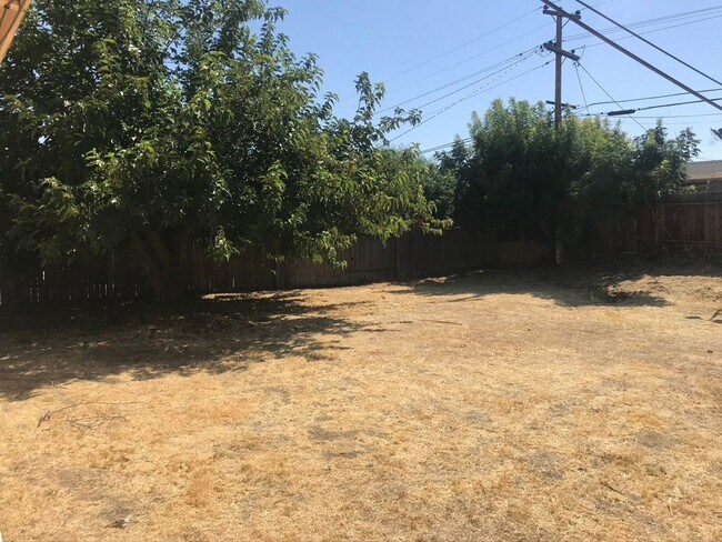 Building Photo - 2712 Valencia Dr. Cute 3Bedroom + 2Bath $1...