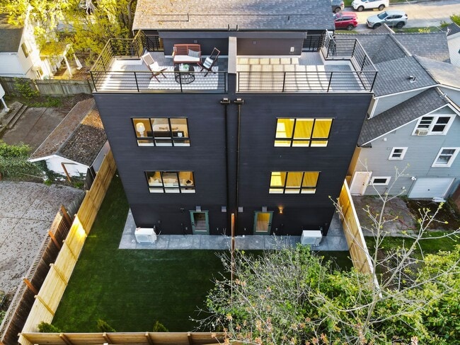 Building Photo - 346 NE 55th St