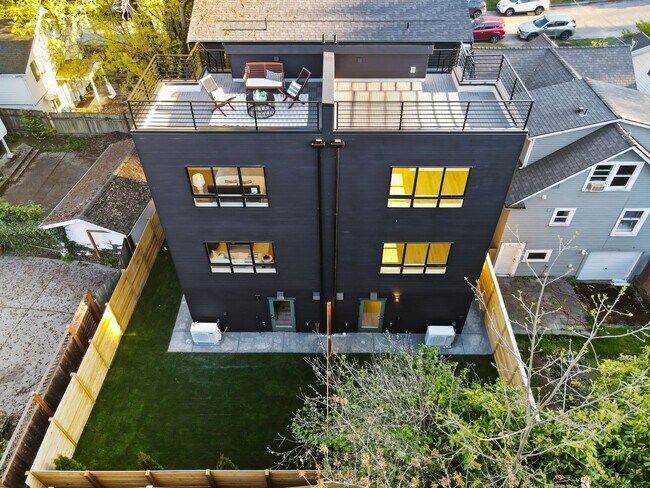 Foto del edificio - Modern Elegance in the Heart of Wallingford