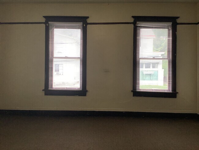Foto del edificio - 503-503 McLane Ave
