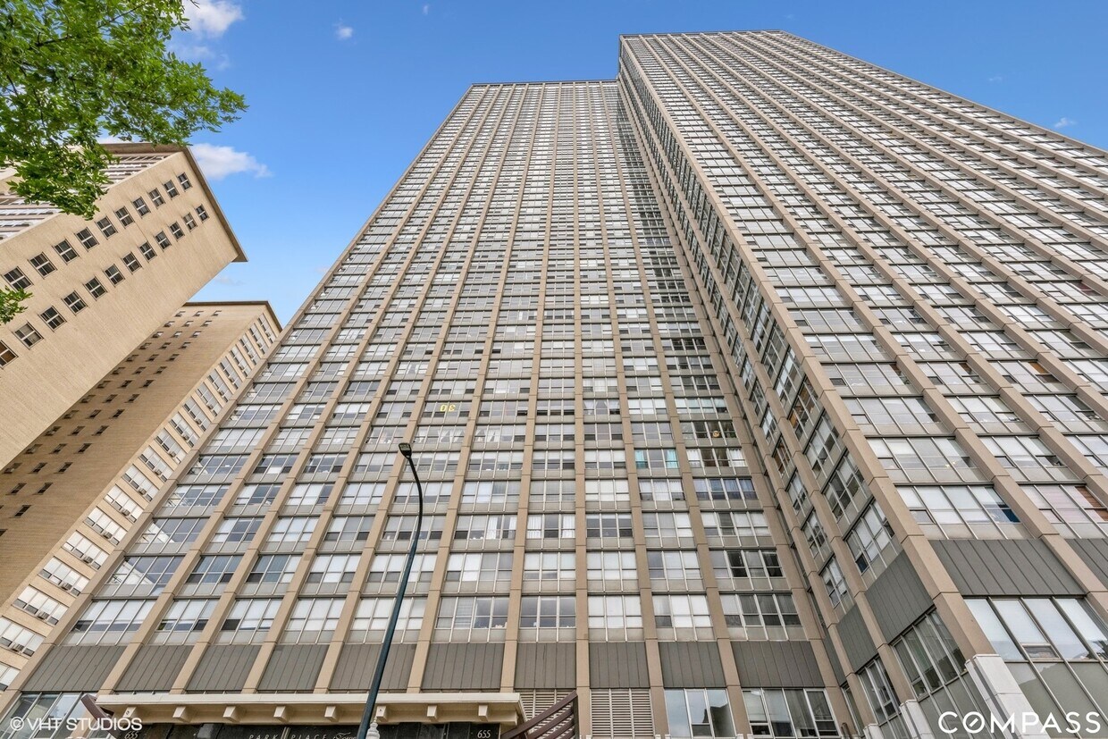 Foto principal - 655 W Irving Park Rd
