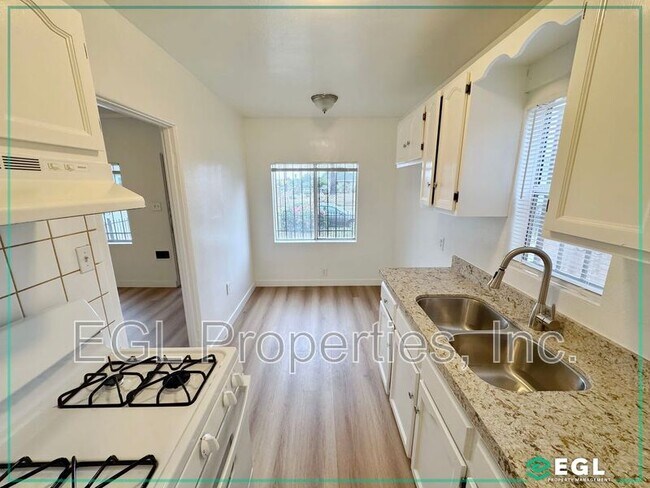 Building Photo - 656 W 91st St