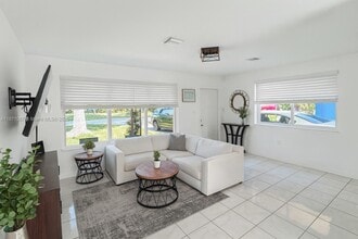 Building Photo - 2321 Island Dr
