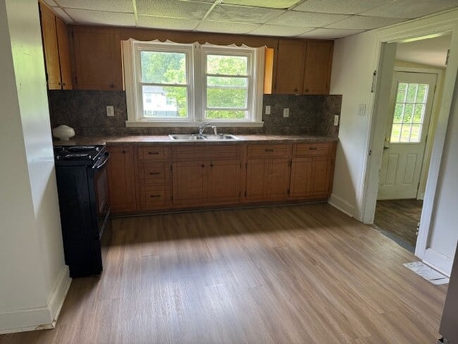 Building Photo - 2 Bedroom Bungalow w/ Large Yard