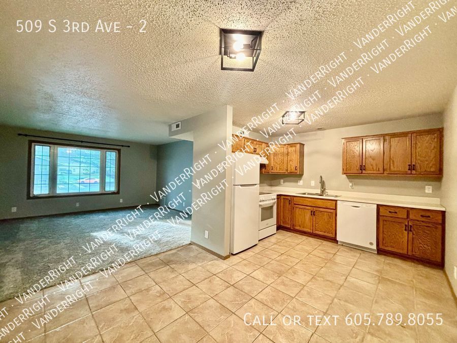 Primary Photo - Updated 2 Bedroom Apartment! FREE Garage!