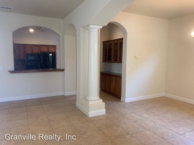 Building Photo - 4 br, 2 bath House - 2755 E. Omaha