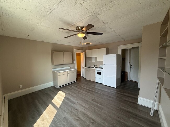Building Photo - Cozy Studio with Walk-In Closet in the Heart of La Crosse!