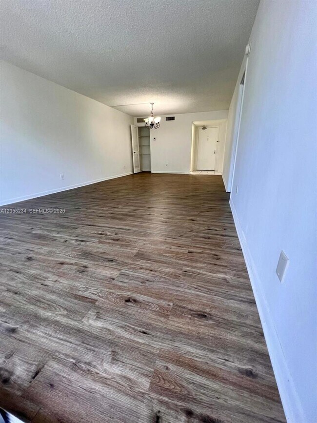 Foto del edificio - 700 NW 214th St