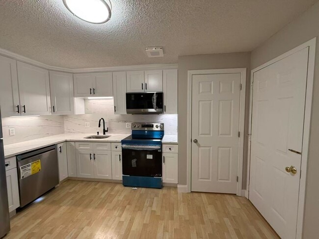 Kitchen - 7 Saint James Pl
