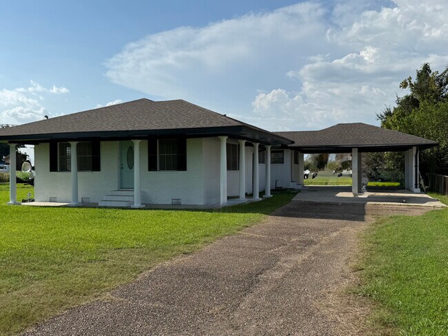 Building Photo - 3596 LA-44