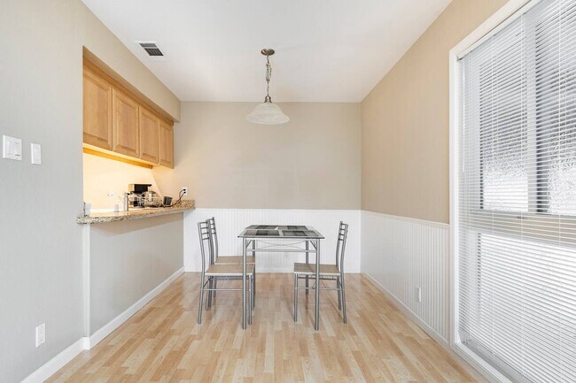 Foto del edificio - 5488 Roundtree Dr