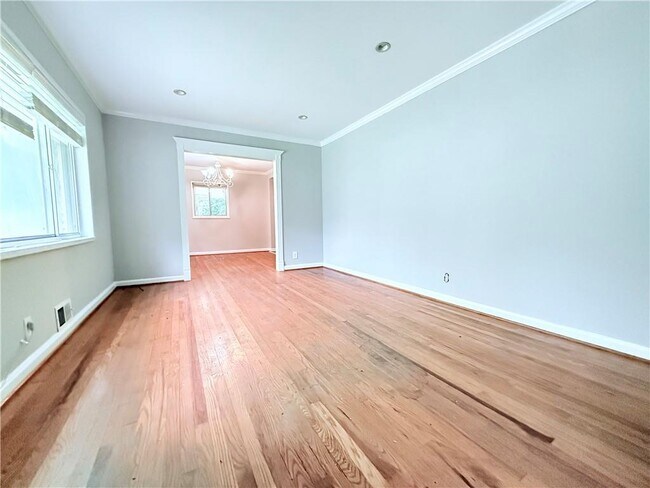 Foto del edificio - 1057 Latham Rd