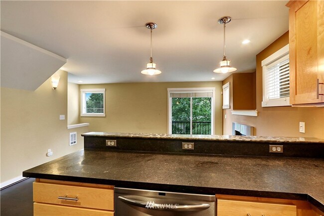 Building Photo - 2 Bed 2.5 Bath Lake City Townhome!