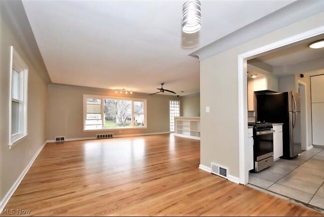Building Photo - 23728 Glenhill Dr