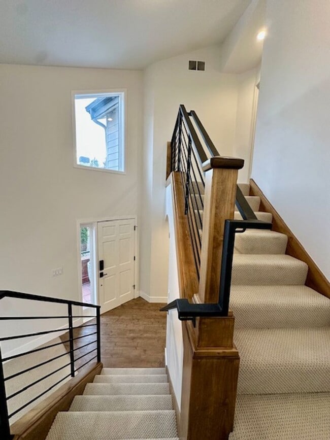 Foto del edificio - Riverfront Gated 2 Bedroom Luxury Condo!!