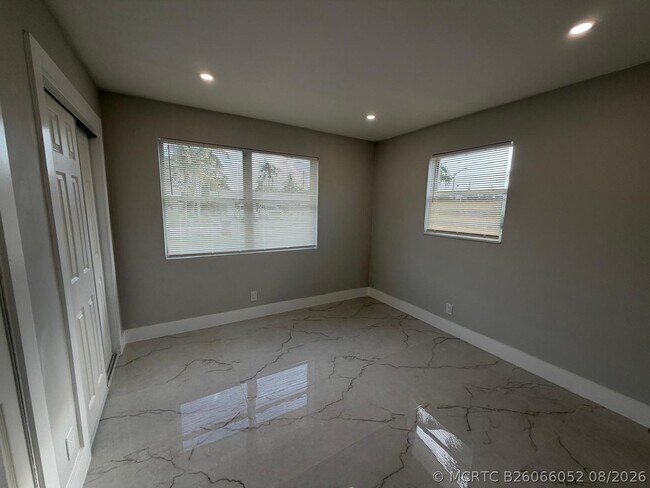 Foto del edificio - 920 NE 50th St
