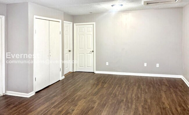Foto del edificio - 2 Bed/1 Bath Home with Washer/Dryer / Pet-...