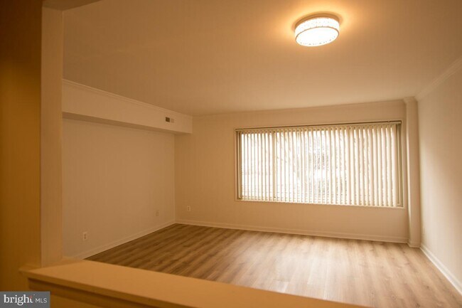 Foto del edificio - 10570 Main St