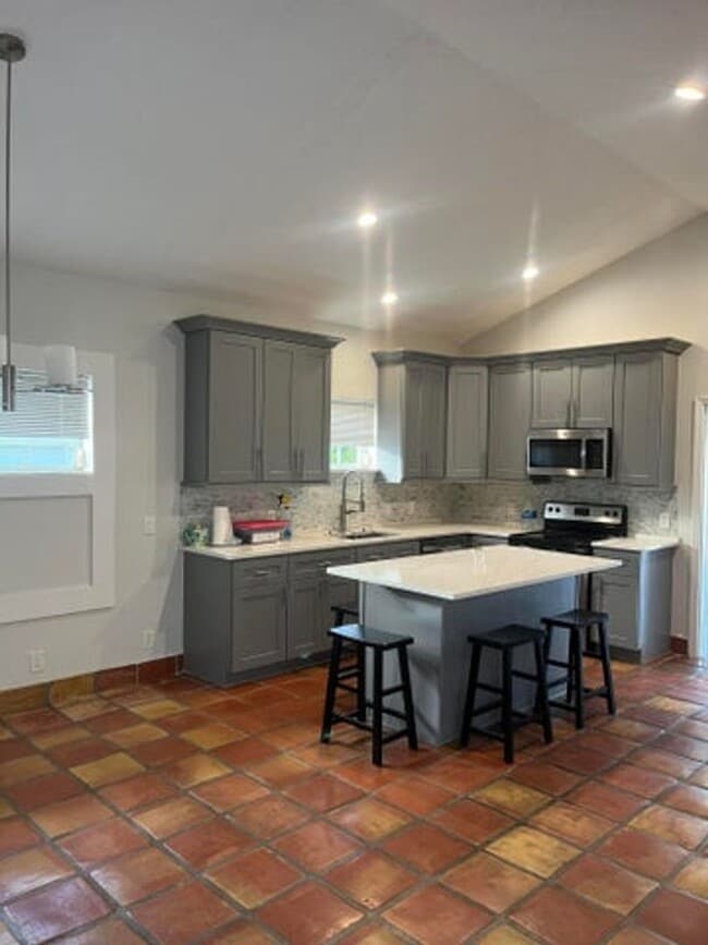 Building Photo - 8805 SE Riverfront Terrace