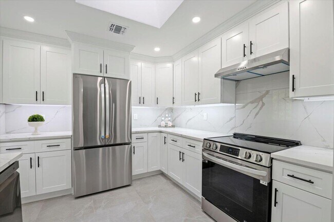 Building Photo - 8 Fairway Pl