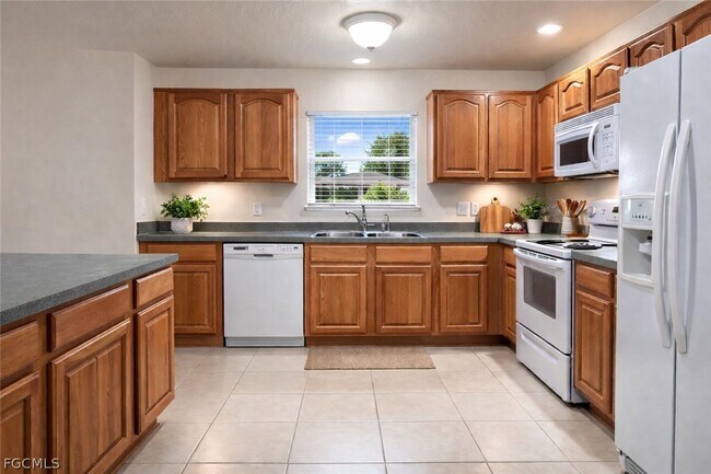 Building Photo - 2147 Fairway Dr