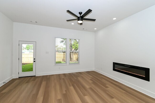 Building Photo - Charming Midtown Home Near Overton Park!