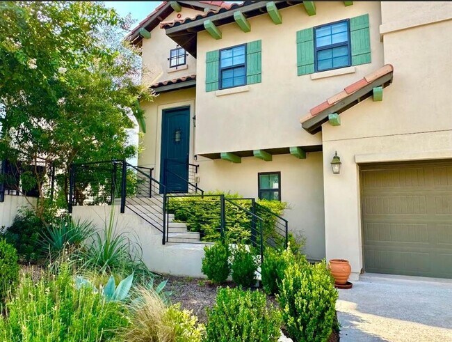 Foto del edificio - 211 Honey Creek Ct