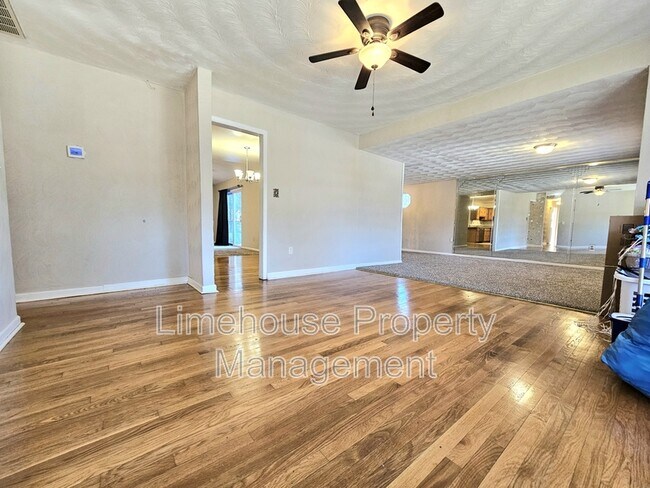 Foto del edificio - 1510 Cavalier Blvd