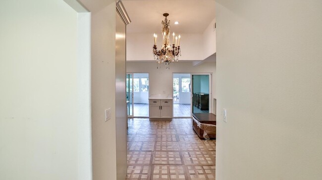 Building Photo - Spacious Home in Garden Grove for Lease