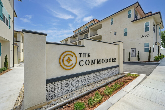 Foto del edificio - The Commodore Apartments