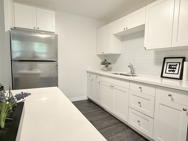 Building Photo - 20 Bradmon Dr