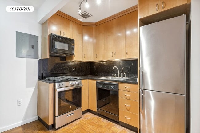 Building Photo - 714 Sackett St