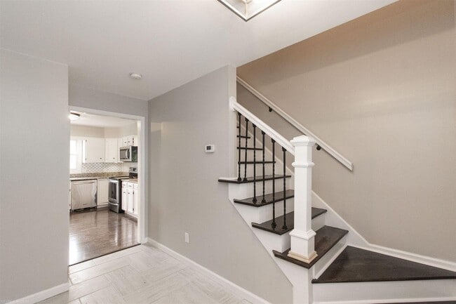 Foto del edificio - 6 bed/3 1/2 bath.  Pet Friendly