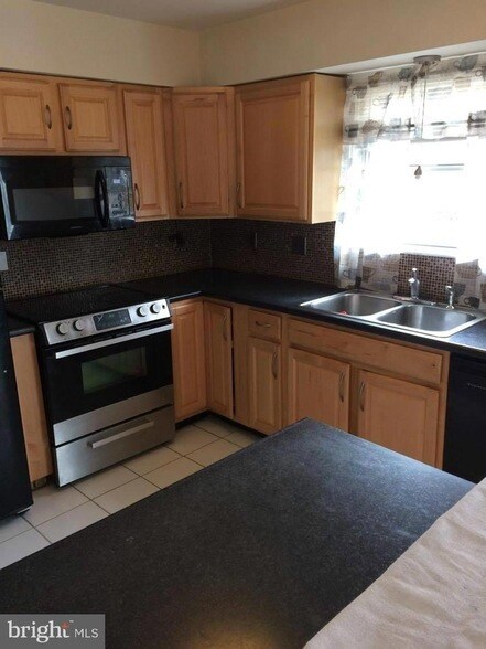 Building Photo - 2913 Madeira Ct