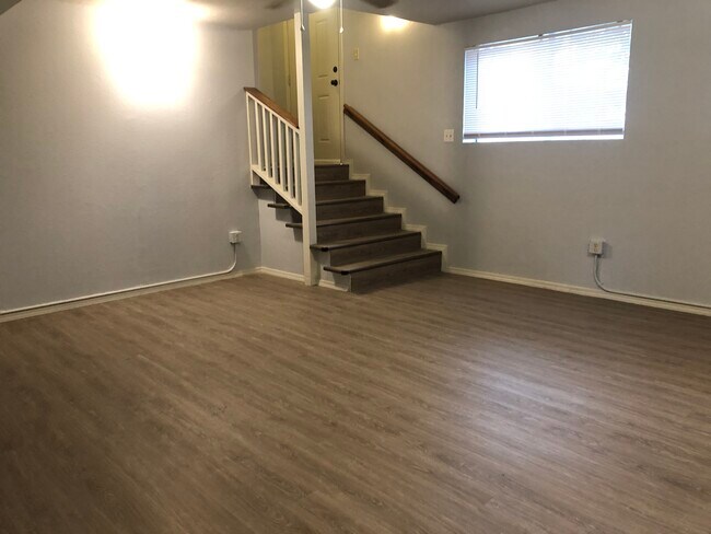 Foto del edificio - 105 W 2nd St Lower