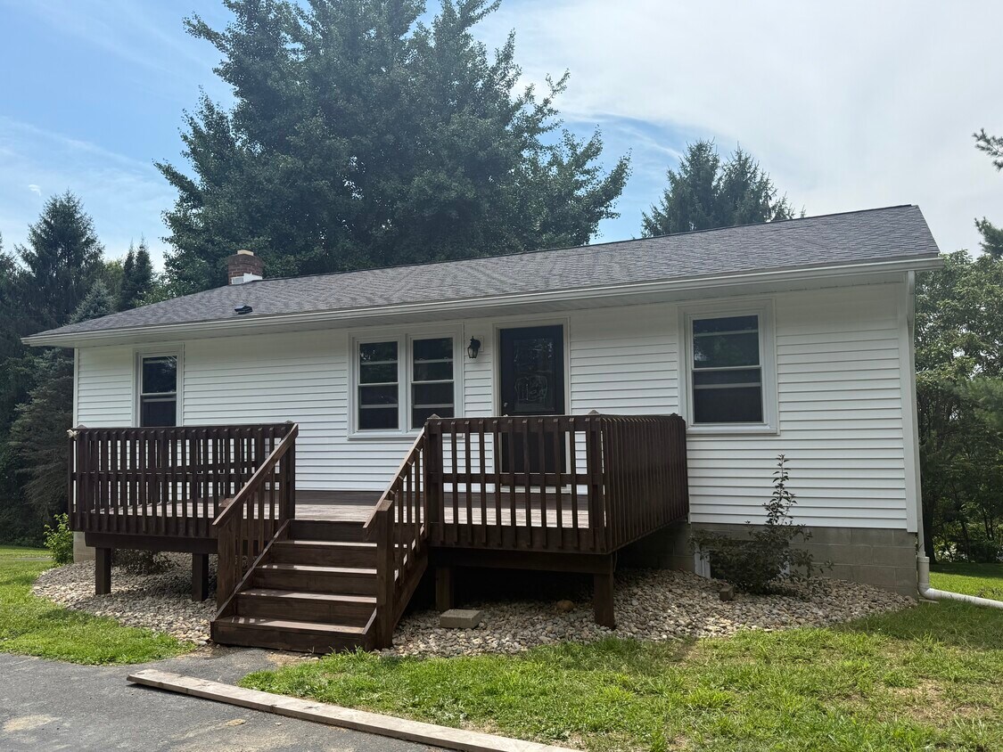 Foto principal - 2025 Millersburg Rd