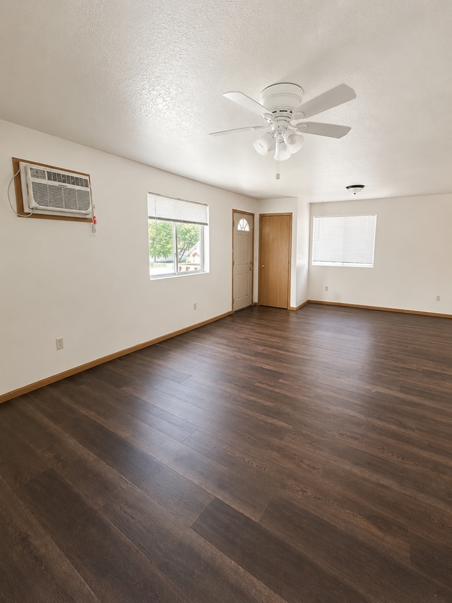 Building Photo - Large Upstairs 2 Bedroom in Faribault