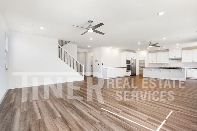 Building Photo - Spacious 3 Bedroom Roseville Home with hug...