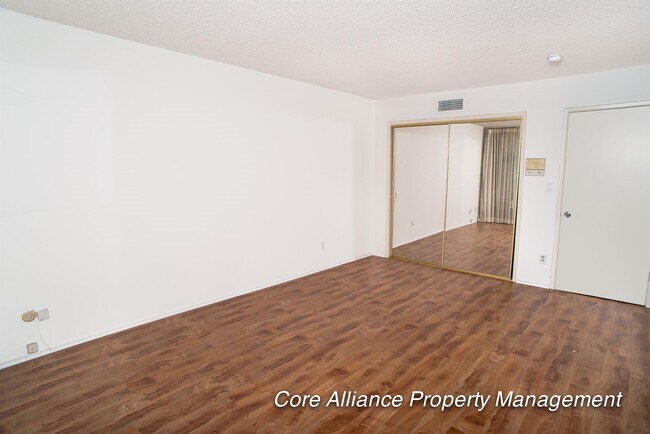 Foto del edificio - 8020 Canby Ave