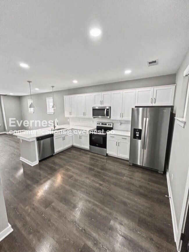 Foto del edificio - Limited Time Special Offer! / 3 Bed/2.5 Bath Townhome with Off-Street Parking / Pet-Friendly / Av...