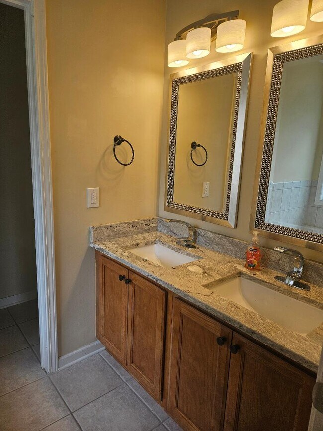 Foto del edificio - 3027 Tettenbury Dr