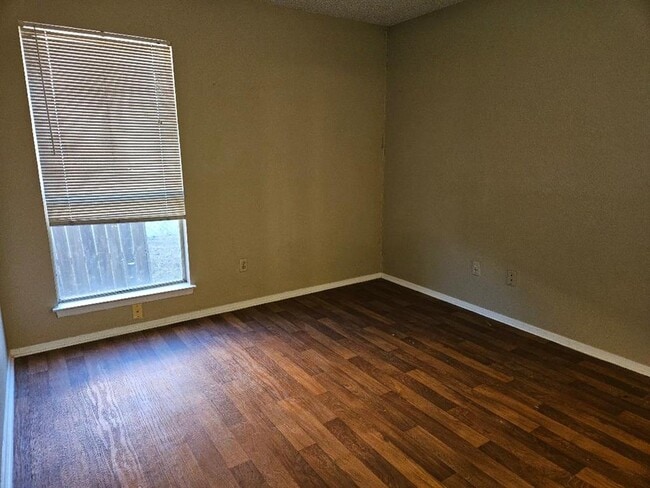 Building Photo - 805 Lexington Rd