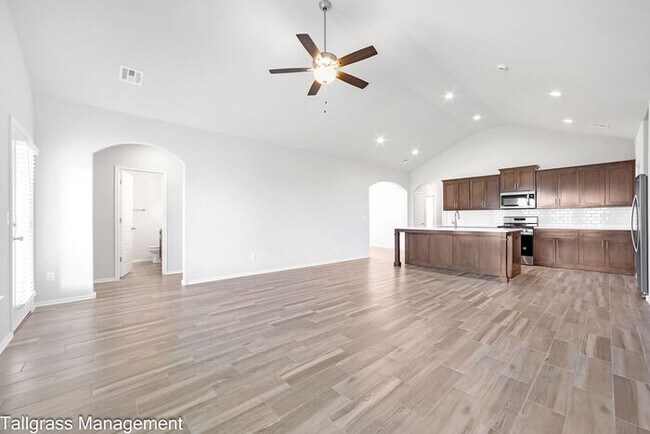Foto del edificio - Enclave in Owasso: A Blend of Modern Luxur...