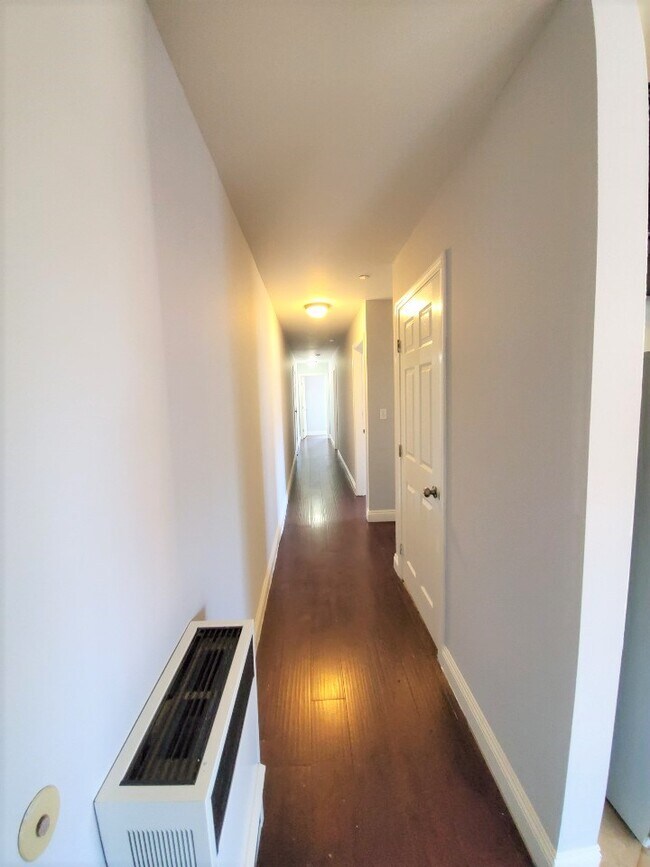 Building Photo - 1634 E Vernon Ave