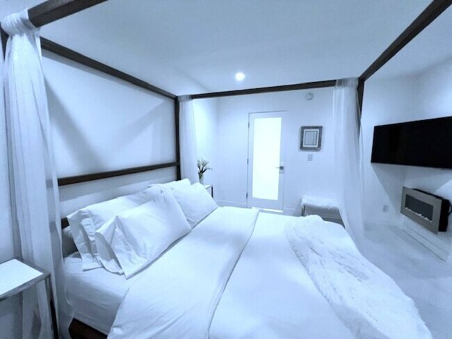 Foto del edificio - 11645 Montana Ave