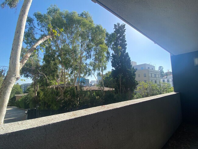 Building Photo - PRIME HOLLYWOOD CONDO!!! 2 Bed/2 Bath LUXURY LIVING!